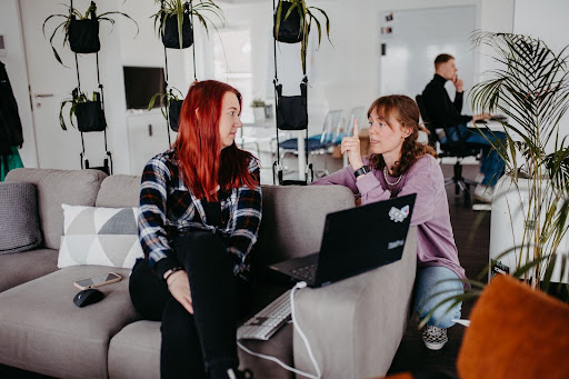 Zwei uppr-Mitarbeiterinnen unterhalten sich im Büro